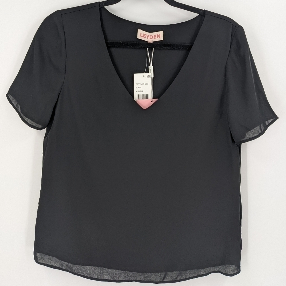 NWT LEYDEN V-neck Short Sleeve Top